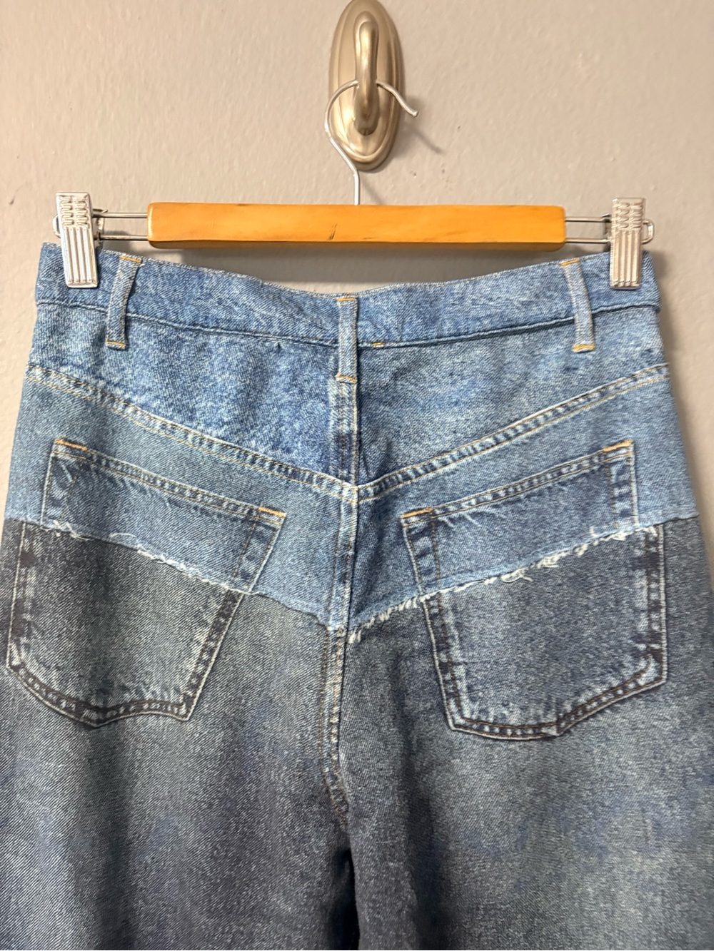 Elan Jade Sweatpant Jean in Denim Two Tone. Size X-Small - Picture 8 of 10